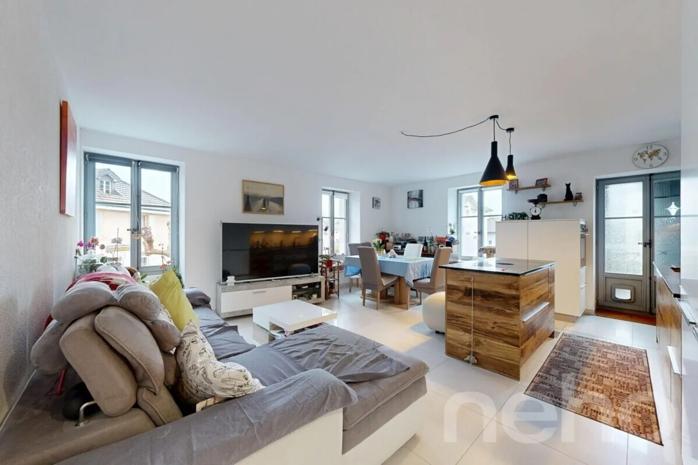 Spacious 5-room apartment of 97 m² in the heart of La Plaine - Photo 2 of 11