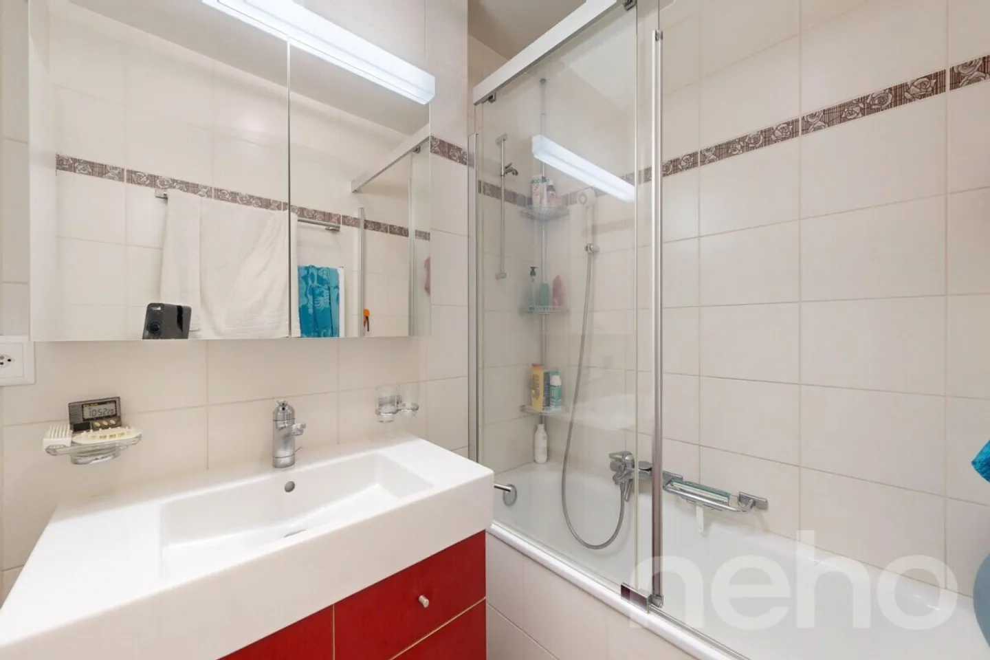 Spacious 5-room apartment of 97 m² in the heart of La Plaine - Photo 10 of 11