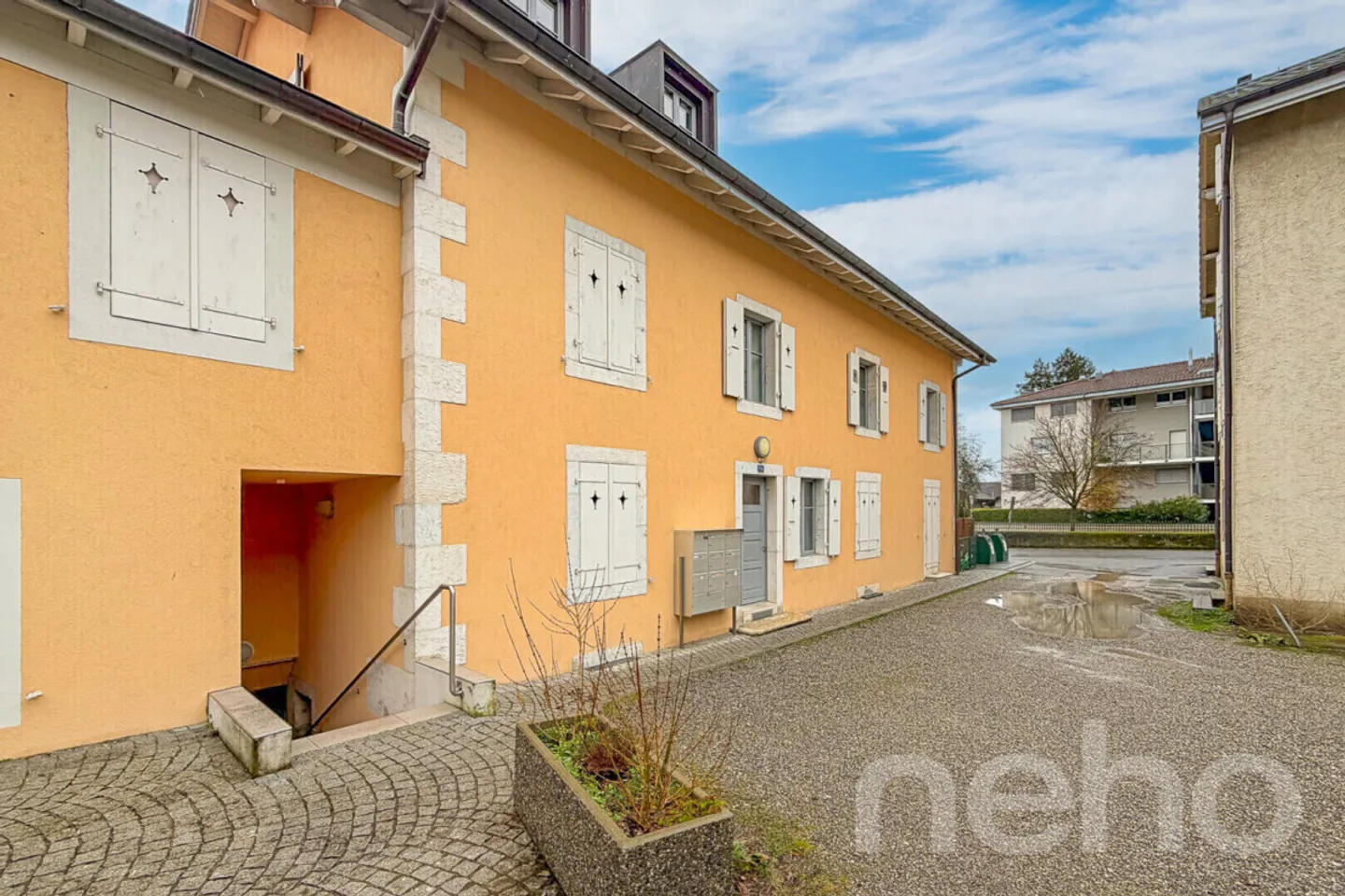 Spacious 5-room apartment of 97 m² in the heart of La Plaine - Photo 1 of 11