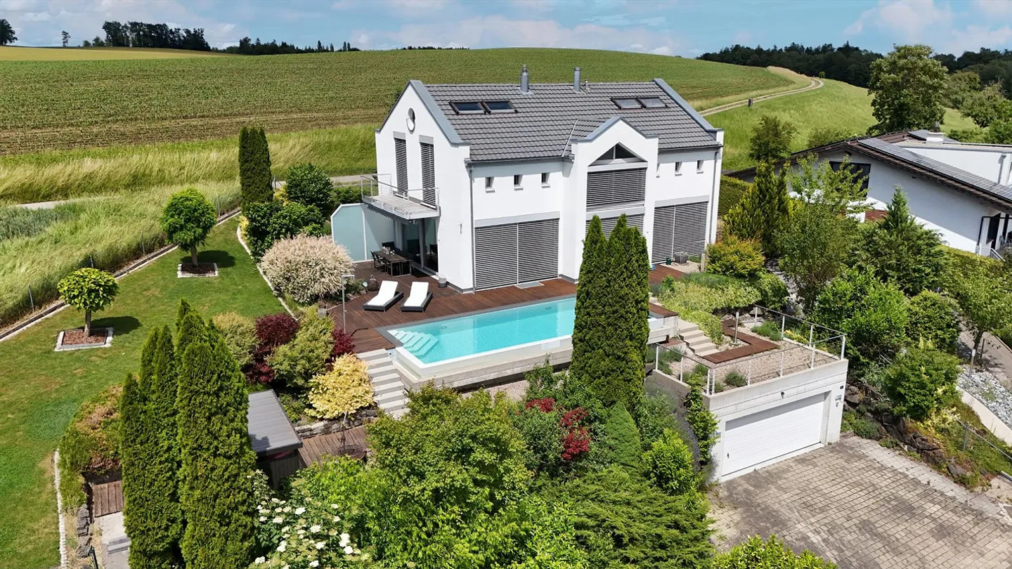 Villa architettonica con panorama e piscina a sfioro - dove architettura, natura e comfort si incontrano - Foto 1 di 30