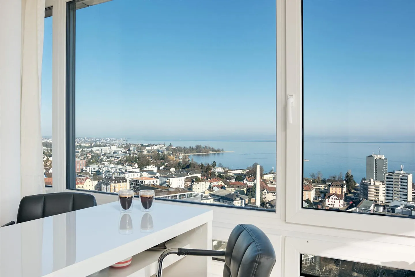 Exclusive 5.5-room apartment on the 14th floor with a panoramic view of Lake Constance - Photo 1 of 18