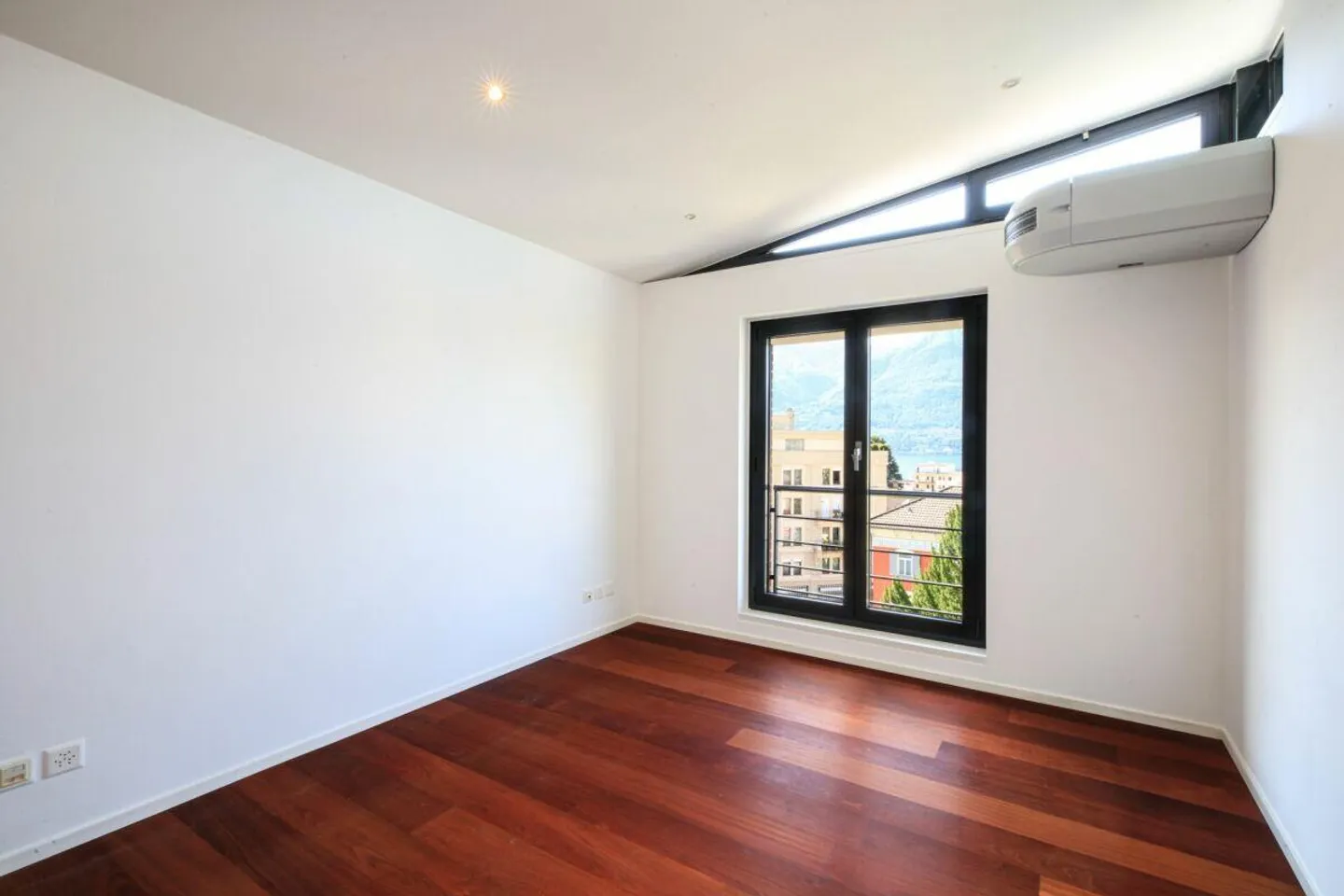 MURALTO - Spacious Attic with a View of Lake Maggiore - Photo 20 of 30