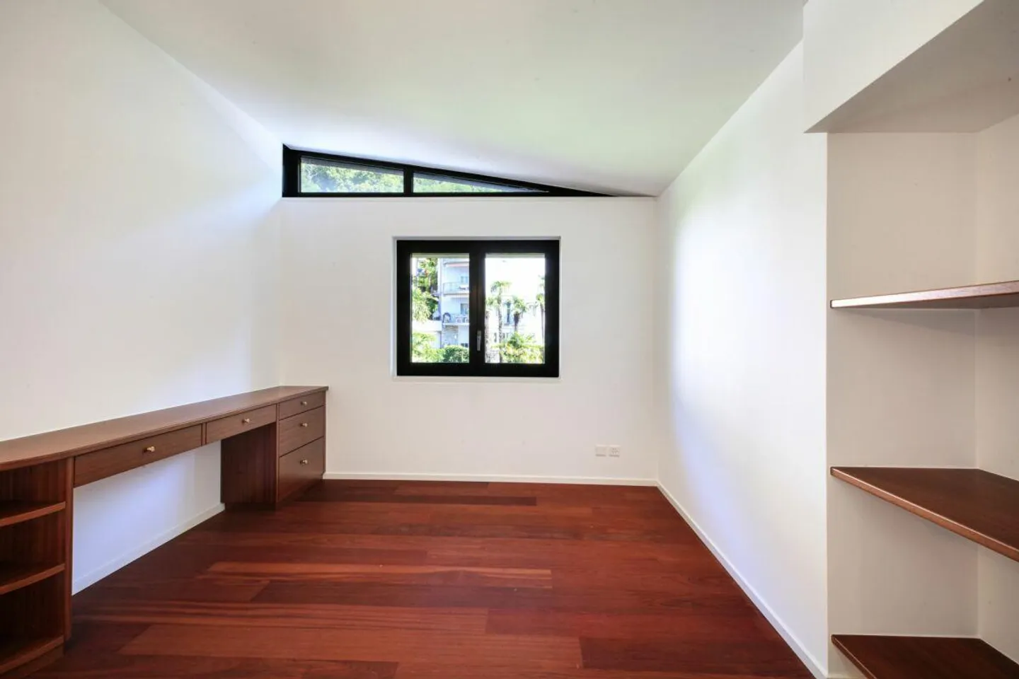 MURALTO - Spacious Attic with a View of Lake Maggiore - Photo 24 of 30