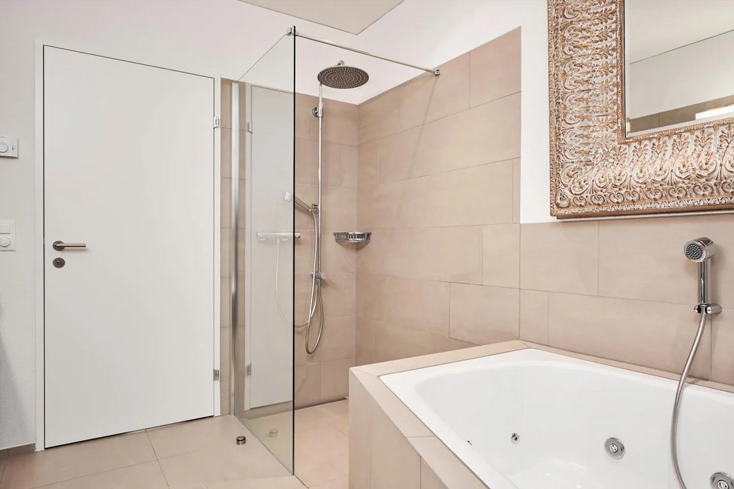 Exclusive 5.5-room apartment on the 14th floor with a panoramic view of Lake Constance - Photo 8 of 18