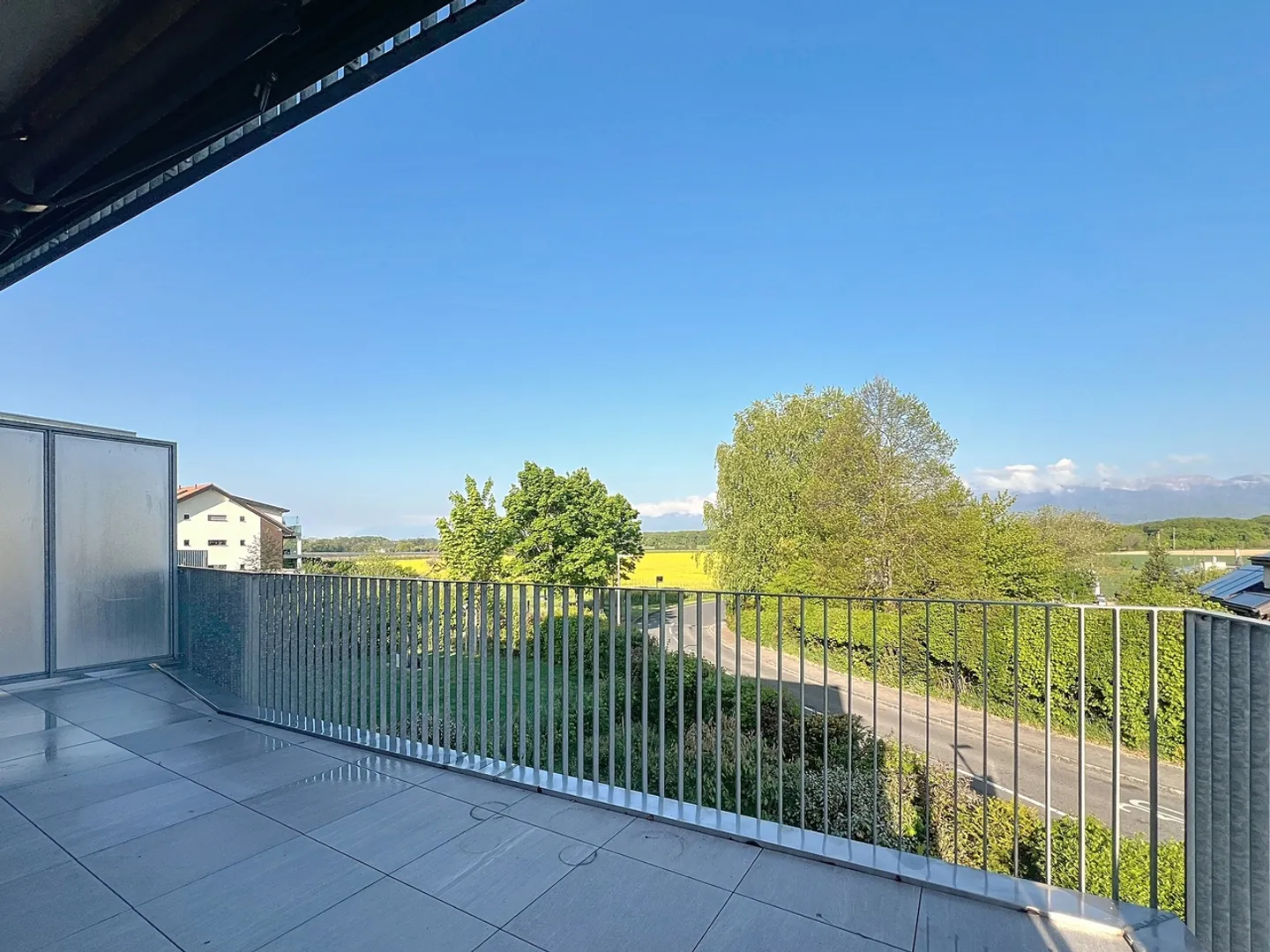 Appartement moderne avec grande terrasse - Photo 8 sur 8