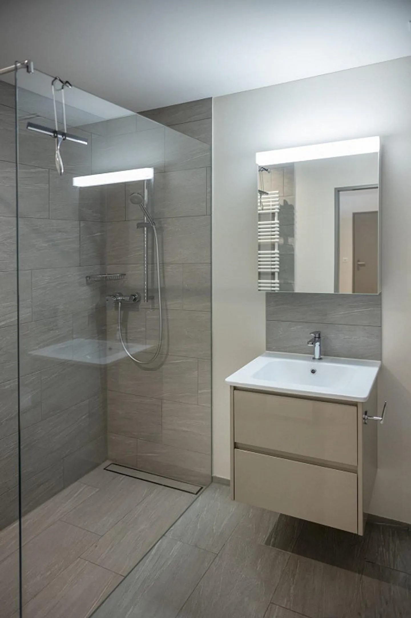 Moderne 5.5-Zimmer-Wohnung im Herzen von Willerzell - Foto 6 von 7