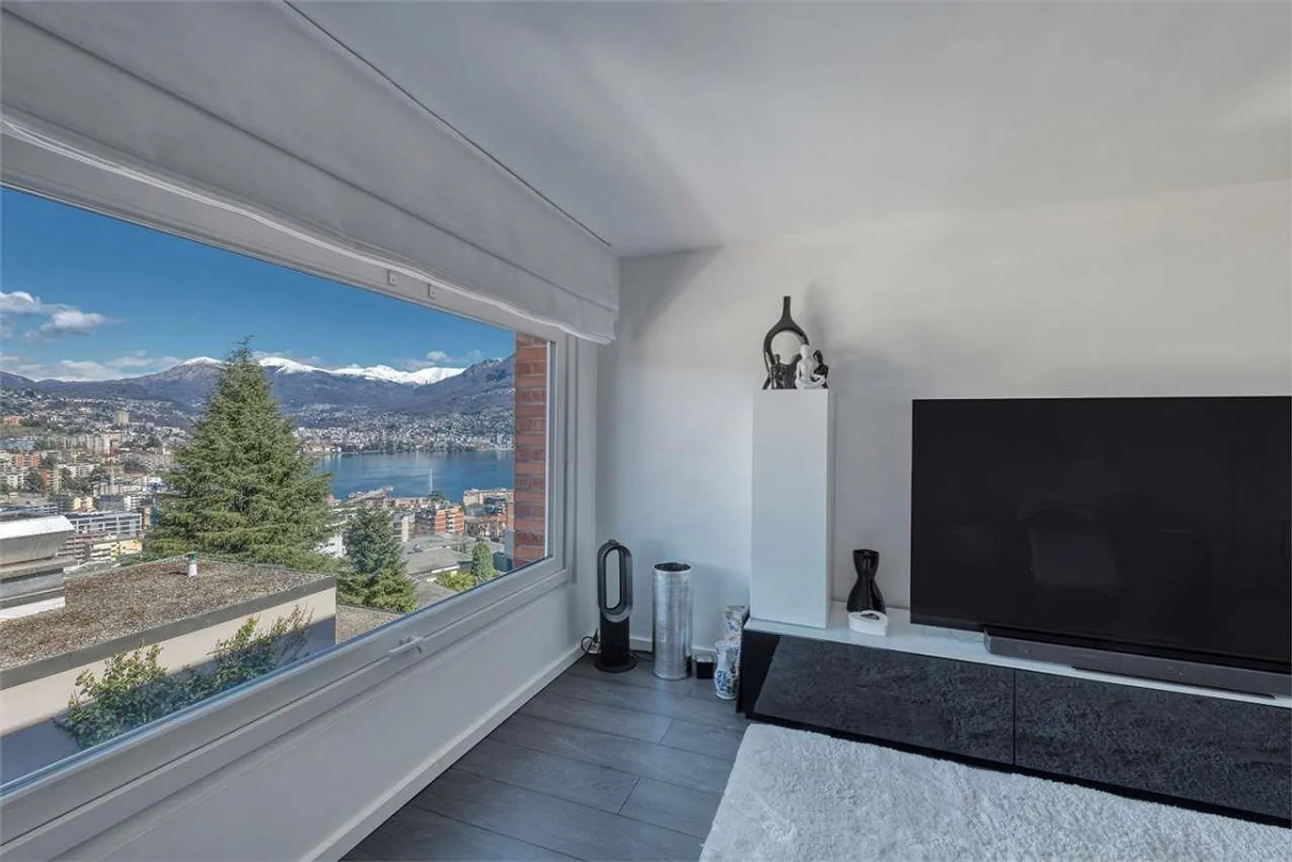 Attico luminoso con 4 camere e vista lago a Paradiso - Foto 2 di 12