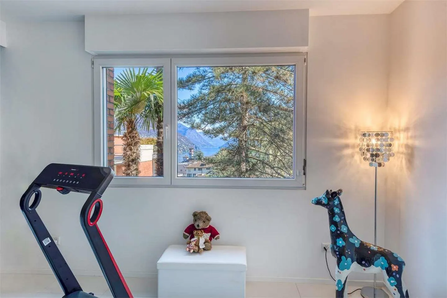 Attico luminoso con 4 camere e vista lago a Paradiso - Foto 8 di 12