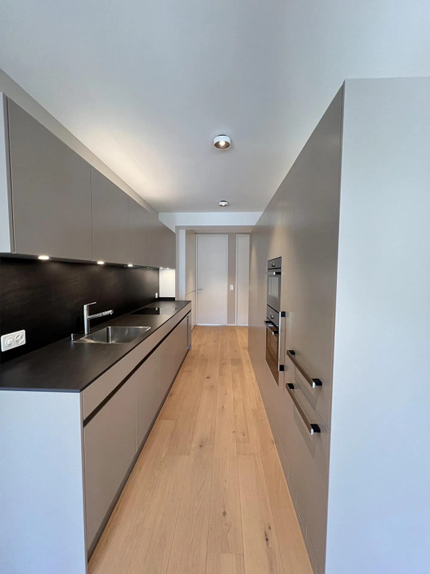 Appartement moderne de 3,5 pièces au centre-ville - Photo 2 sur 13