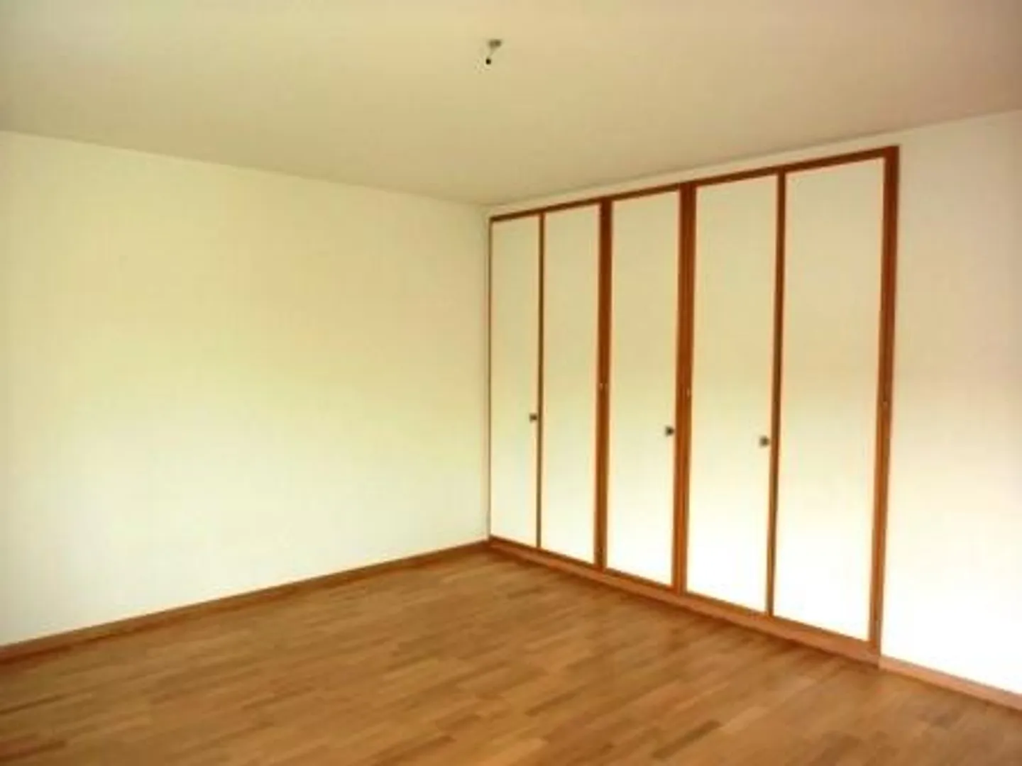 Zentrales Studio mit Balkon - Foto 4 von 5