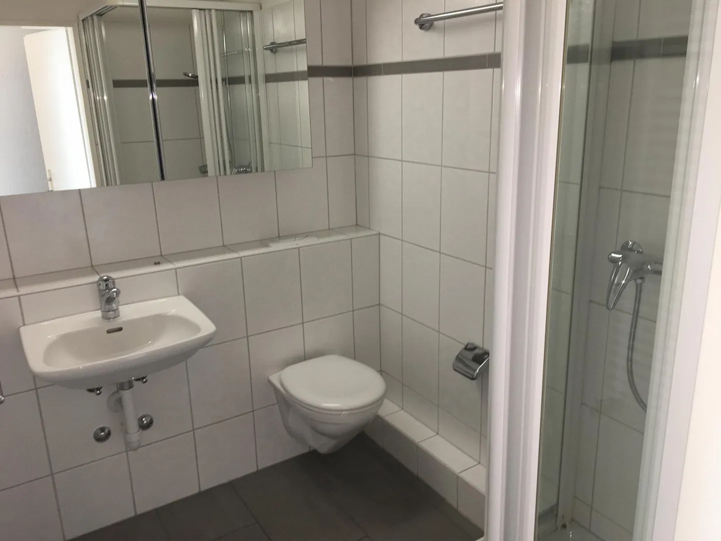Zentrales Studio mit Balkon - Foto 5 von 5