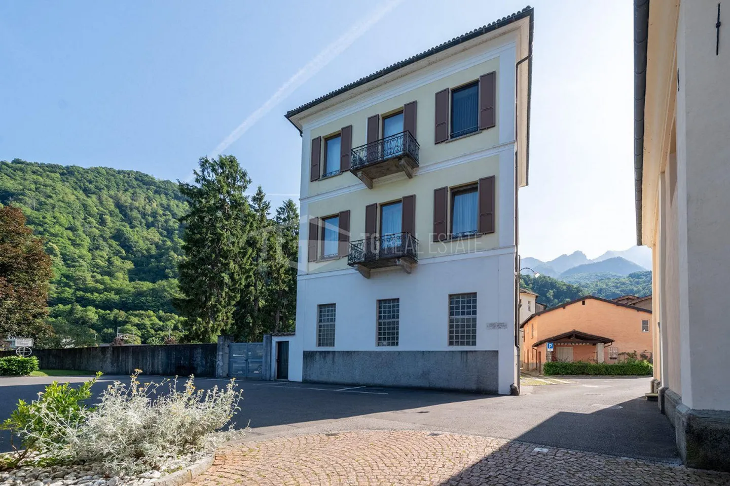 PENTHOUSE WITH LAKE VIEW IN ELEGANT HISTORICAL COMPLEX - Photo 3 of 13