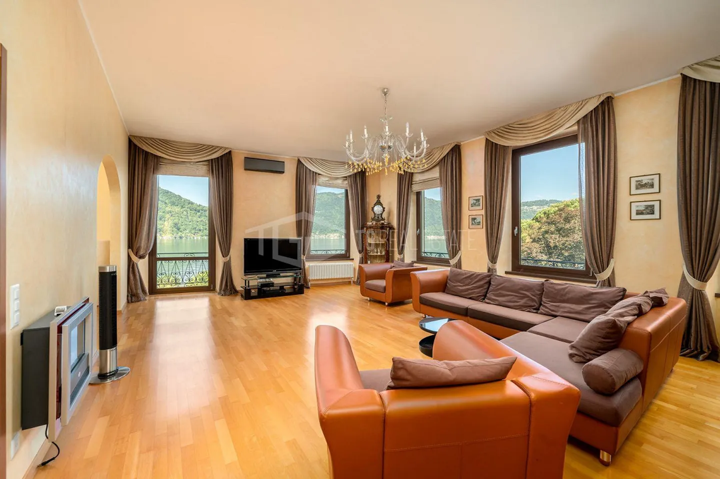 PENTHOUSE WITH LAKE VIEW IN ELEGANT HISTORICAL COMPLEX - Photo 4 of 13