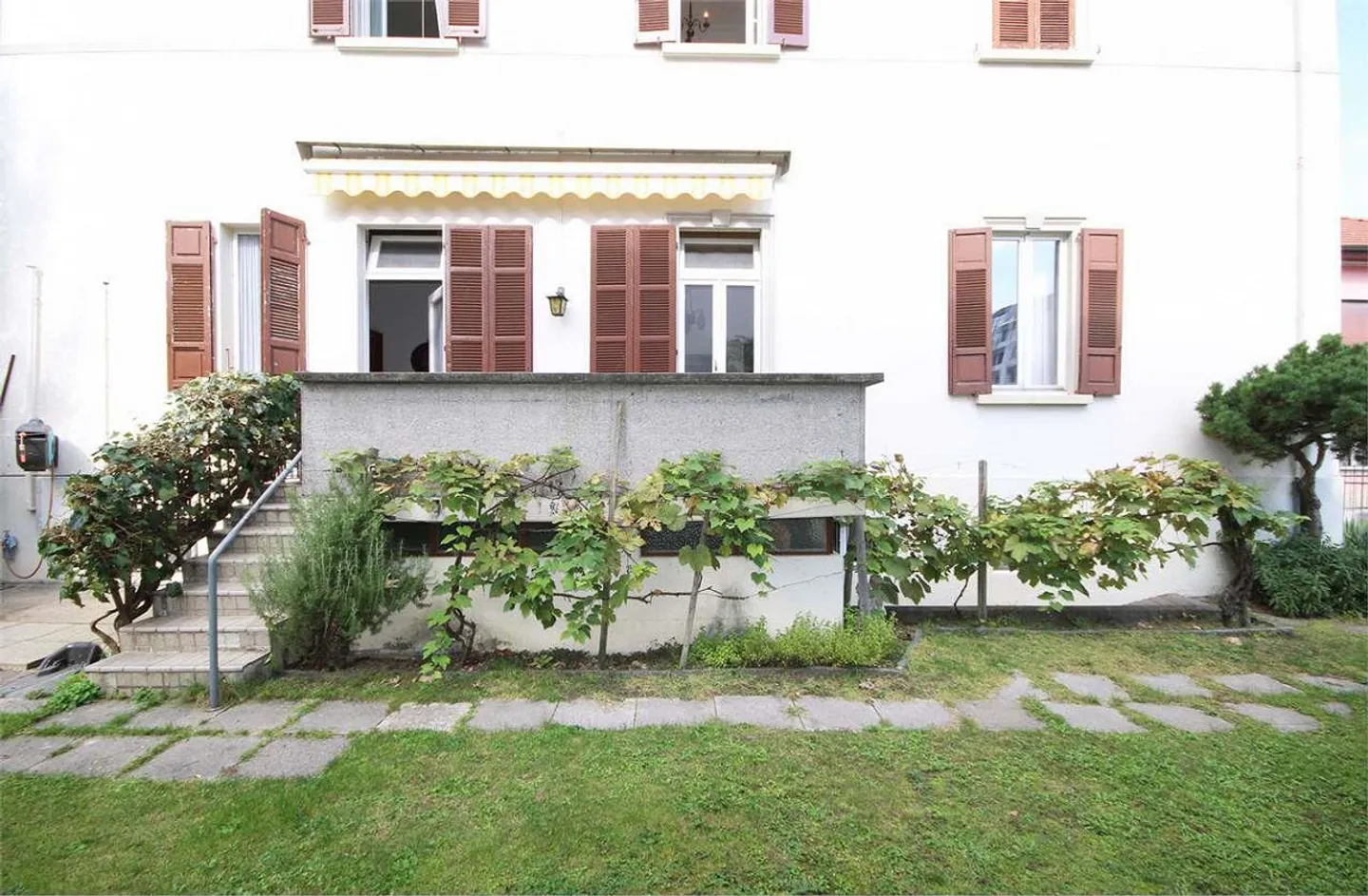 Chiasso: Casa d'epoca con giardino e due posti auto in centro - Foto 1 di 11