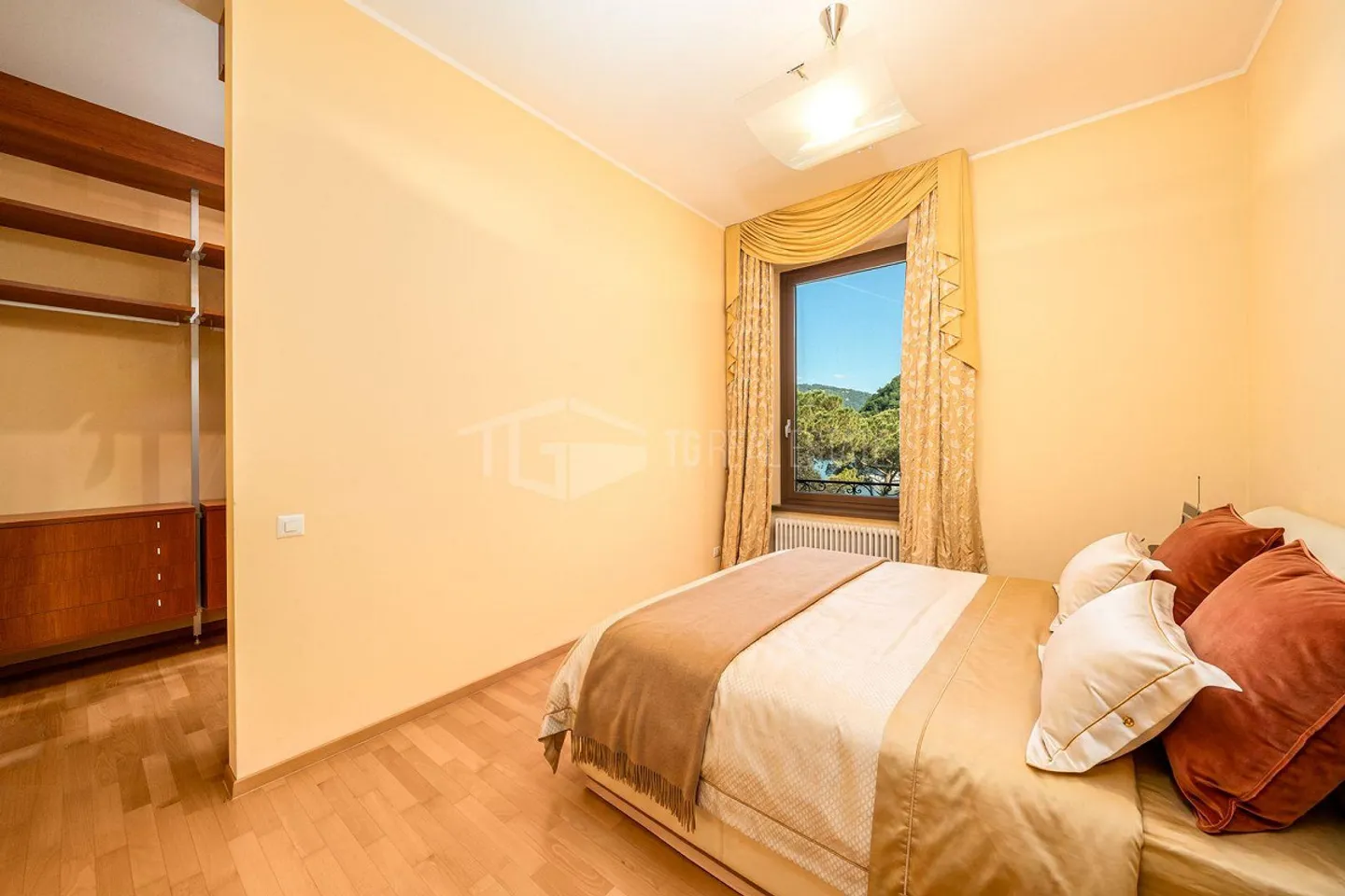 PENTHOUSE WITH LAKE VIEW IN ELEGANT HISTORICAL COMPLEX - Photo 7 of 13