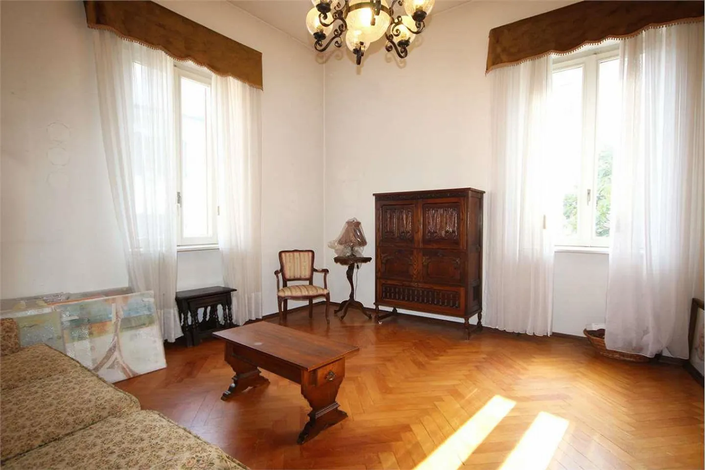 Chiasso: Casa d'epoca con giardino e due posti auto in centro - Foto 3 di 11