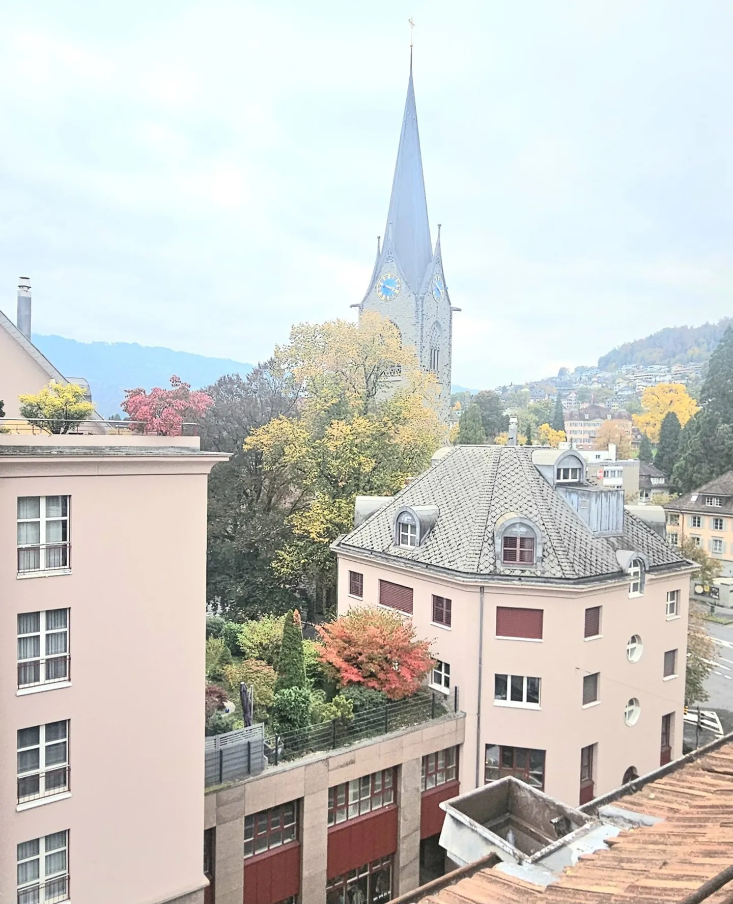 Top rénové 2 pièces mansarde avec terrasse sur le toit à usage commun - Photo 1 sur 9