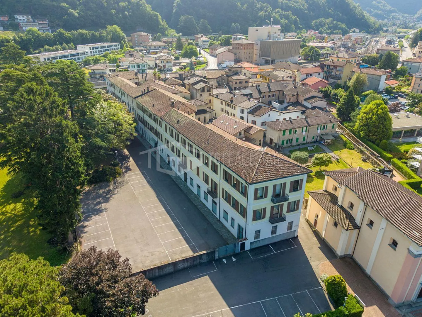 PENTHOUSE WITH LAKE VIEW IN ELEGANT HISTORICAL COMPLEX - Photo 12 of 13