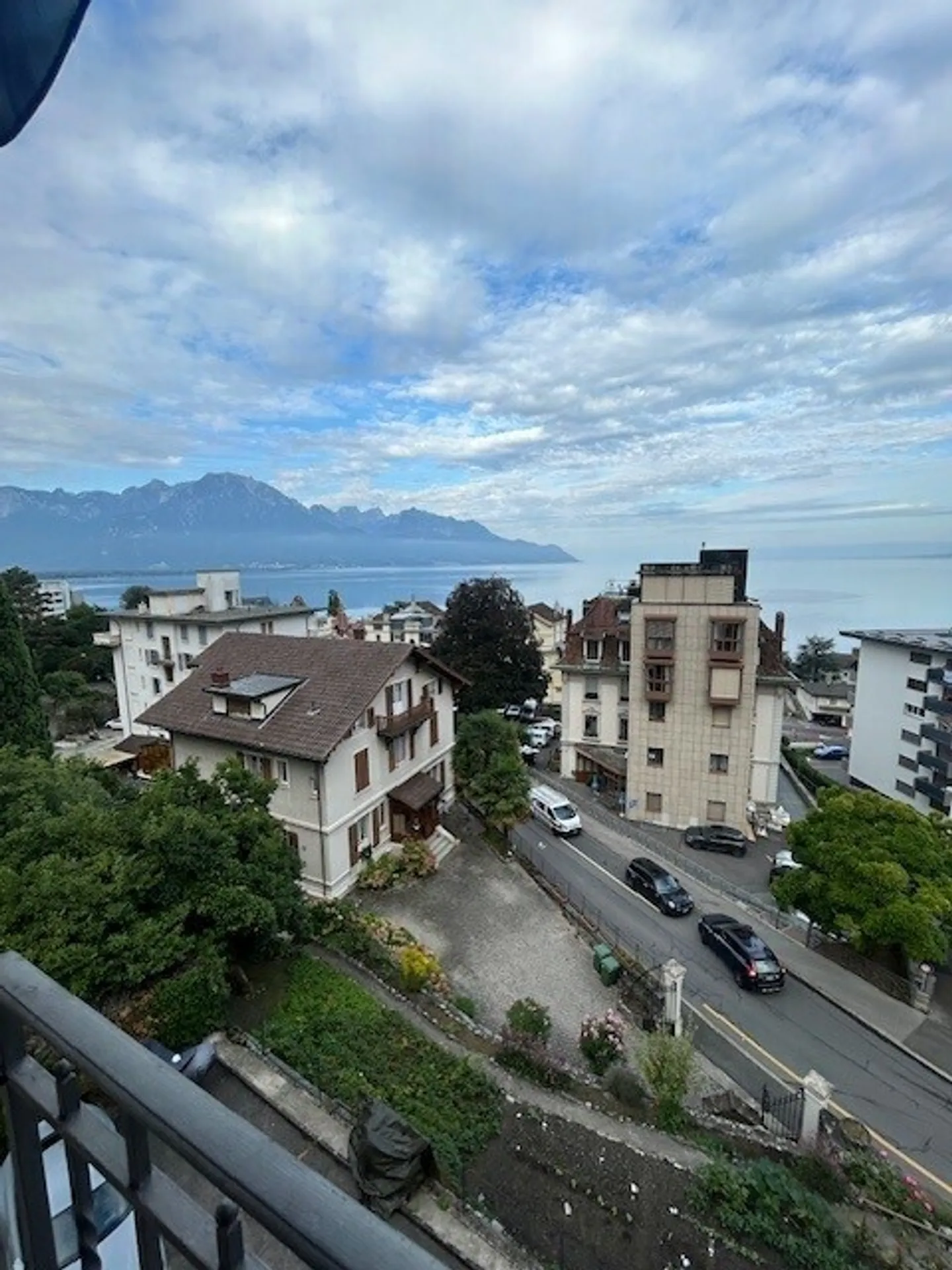 DA AFFITTARE
APPARTAMENTO 4.5 STANZE CON VISTA IMPAREGGIABILE
TERRITET - Foto 1 di 9