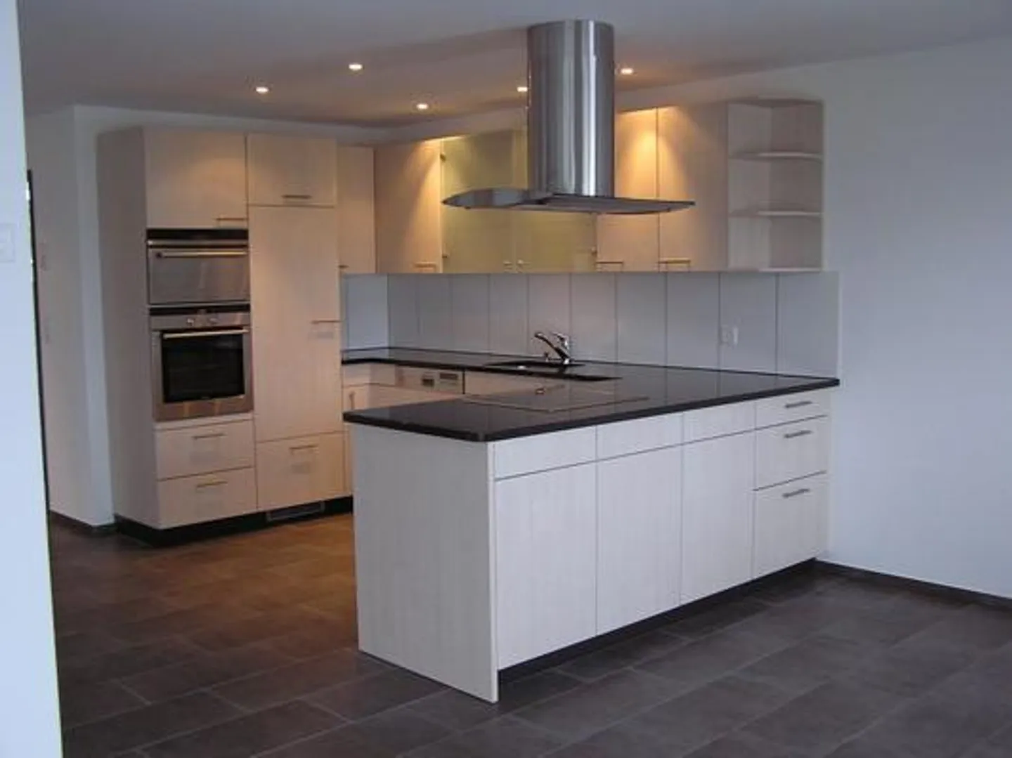 Appartement spacieux et calme de 4 1/2 pièces - Photo 2 sur 10