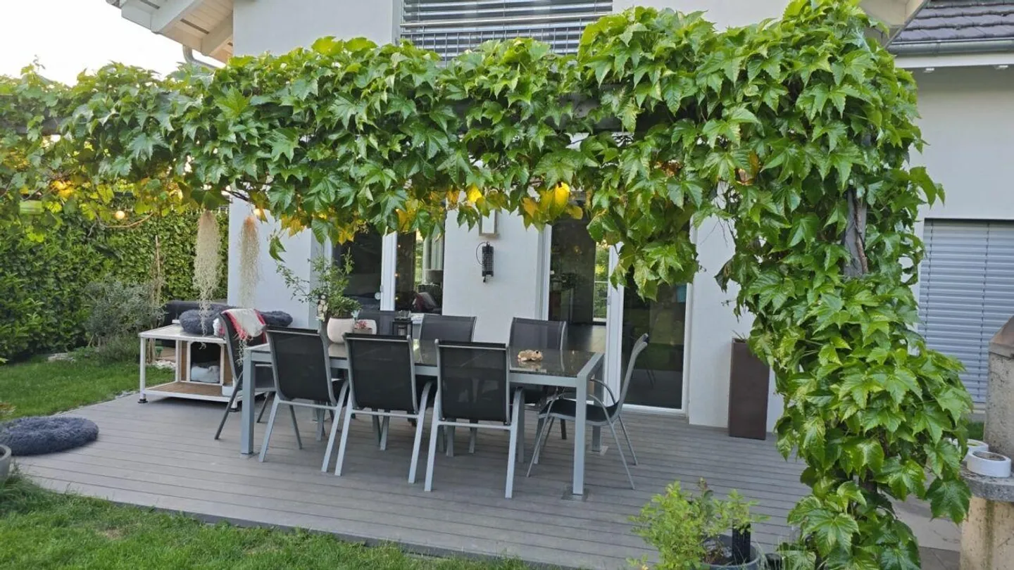 Modern family living with garden paradise, spacious terraces, and high living comfort - Photo 1 of 12