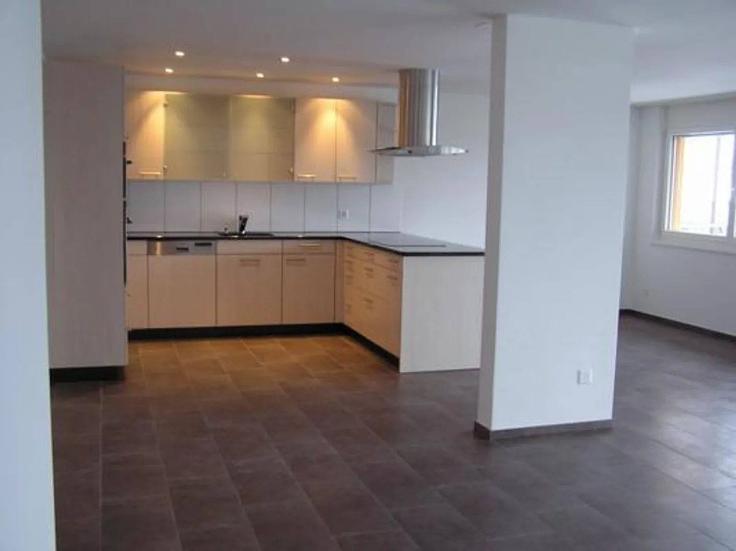 Appartement spacieux et calme de 4 1/2 pièces - Photo 3 sur 10