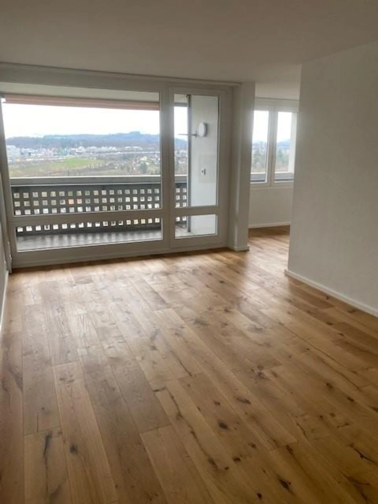 Appartement rénové avec vue - Photo 3 sur 9