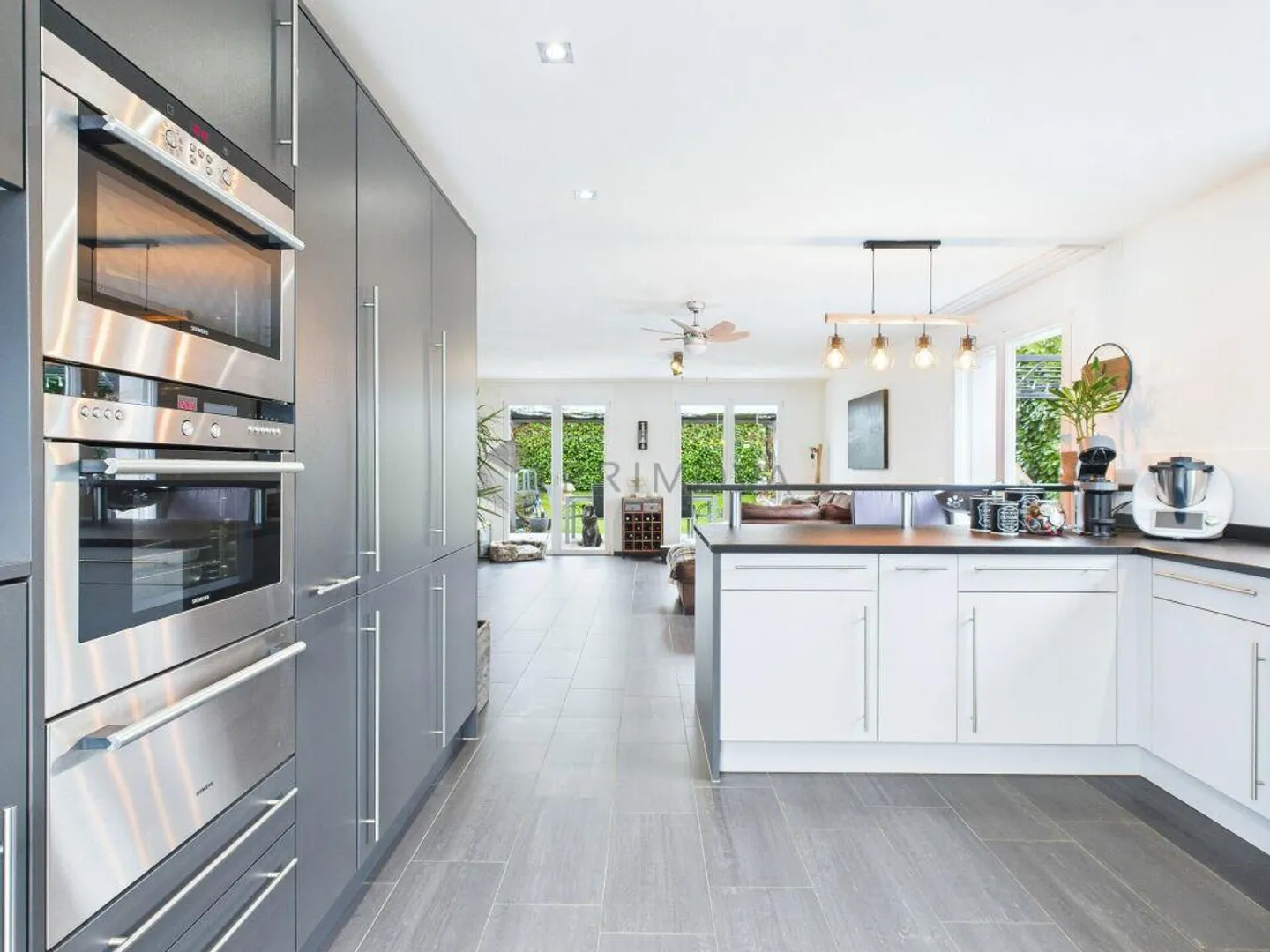 Modern family living with garden paradise, spacious terraces, and high living comfort - Photo 4 of 12