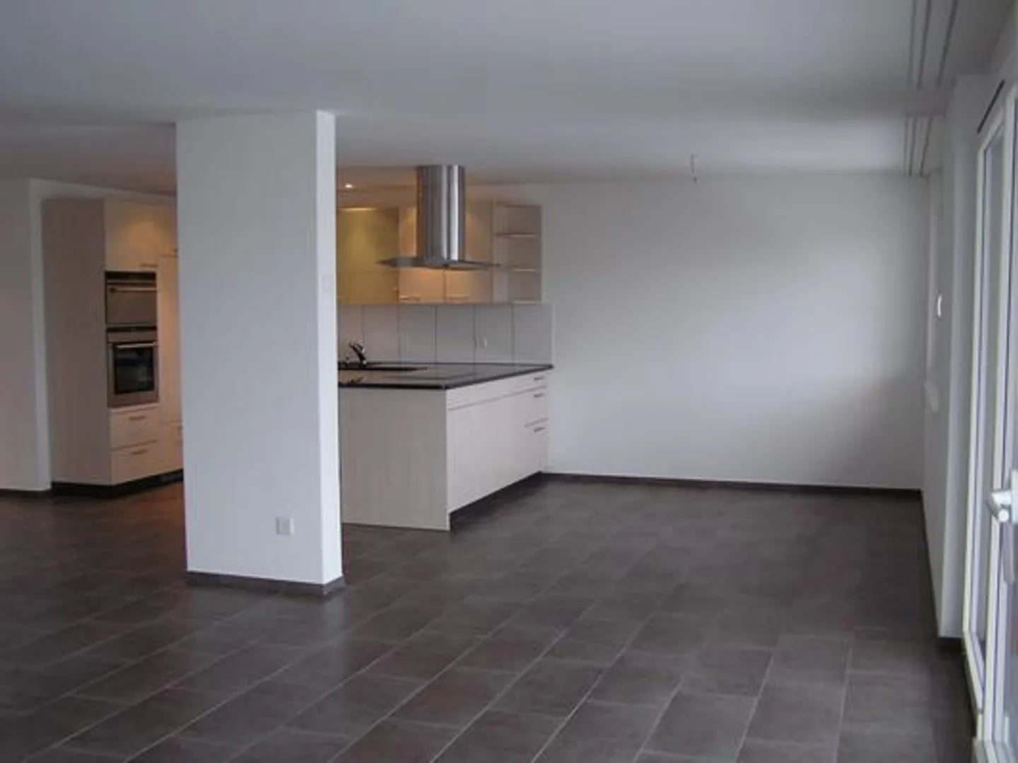 Appartement spacieux et calme de 4 1/2 pièces - Photo 4 sur 10