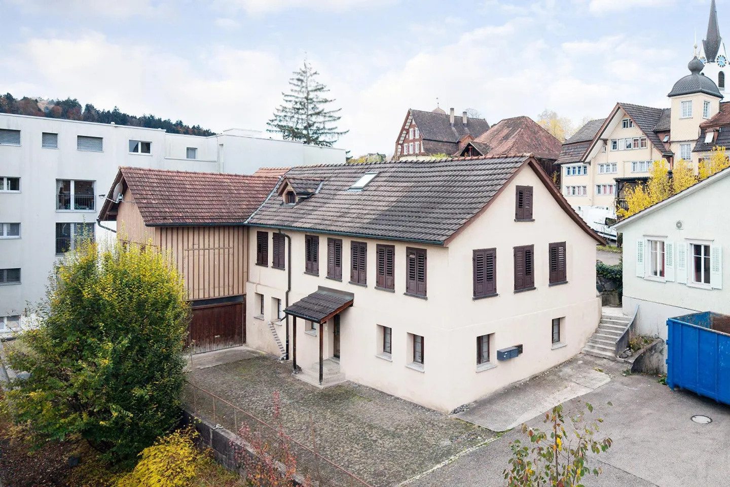 Casa unifamiliare con appartamento separato situata nel centro di Oberuzwil - Foto 1 di 17