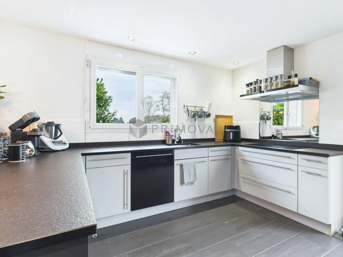 Modern family living with garden paradise, spacious terraces, and high living comfort - Photo 5 of 12