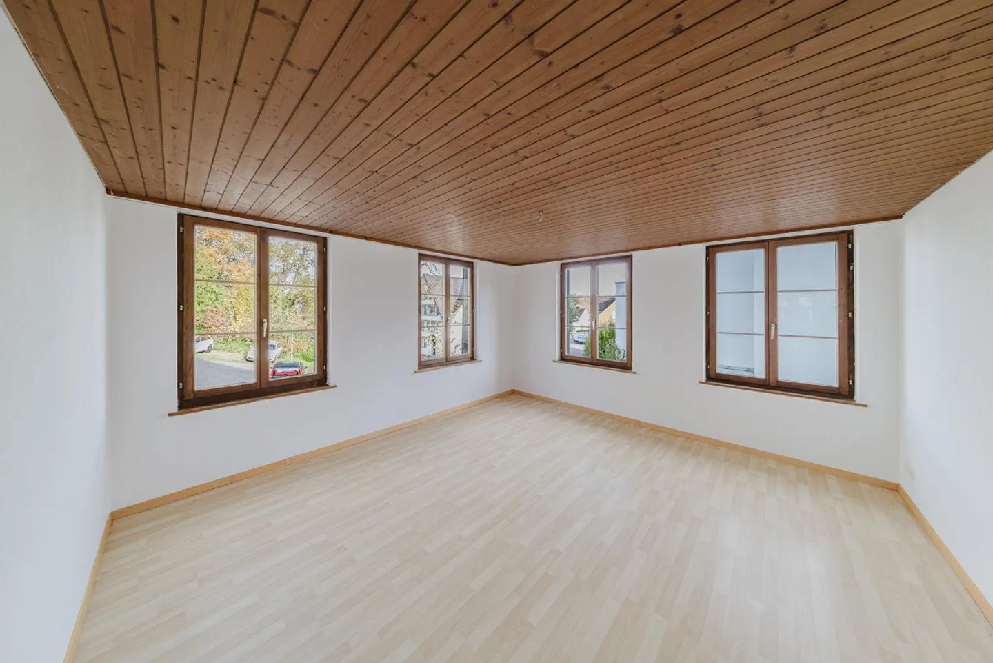 Casa unifamiliare con appartamento separato situata nel centro di Oberuzwil - Foto 5 di 17