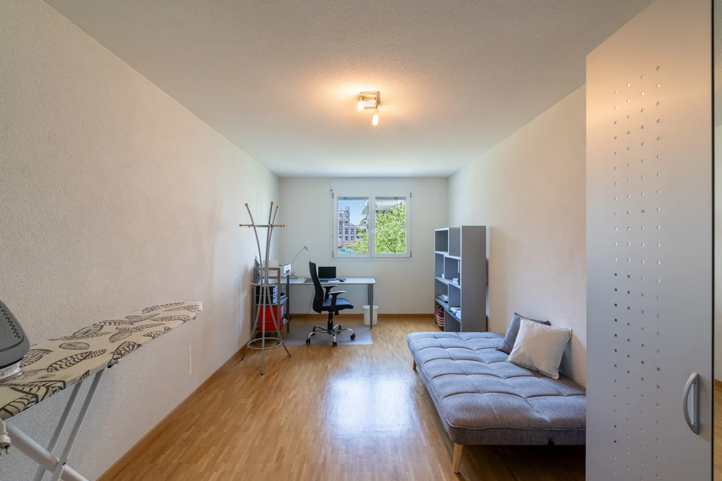 Living with Comfort: Spacious 5.5-Room Apartment in Biel! - Photo 8 of 11