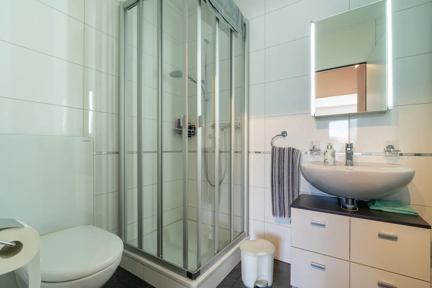 Living with Comfort: Spacious 5.5-Room Apartment in Biel! - Photo 9 of 11