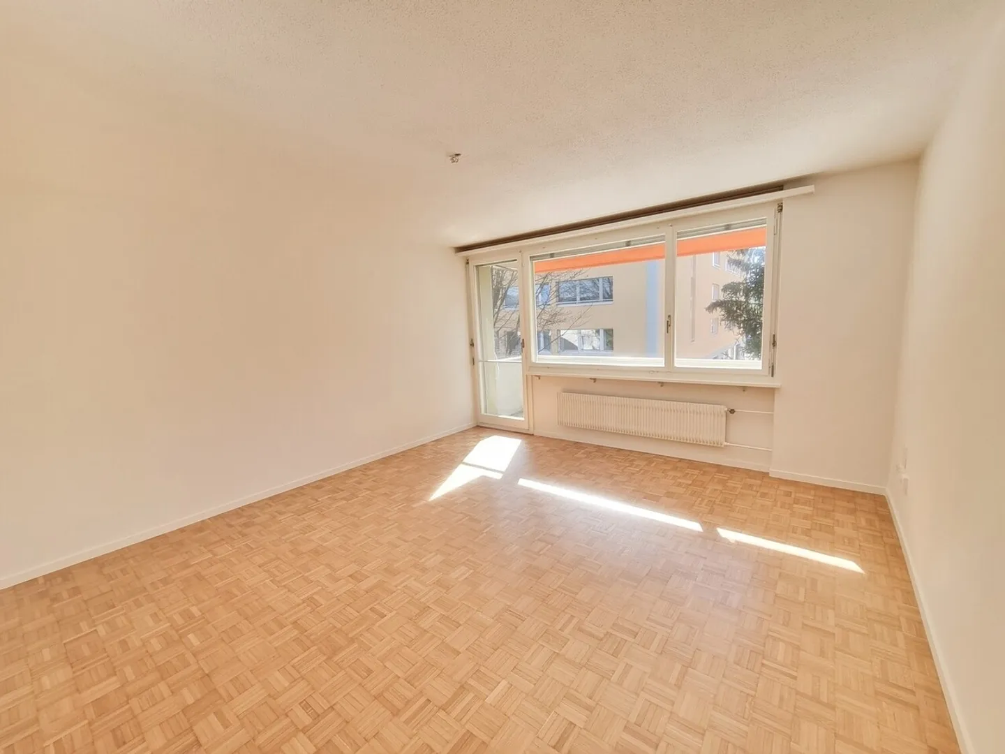 Geräumige Wohnung mit Grünblick - Foto 1 von 8