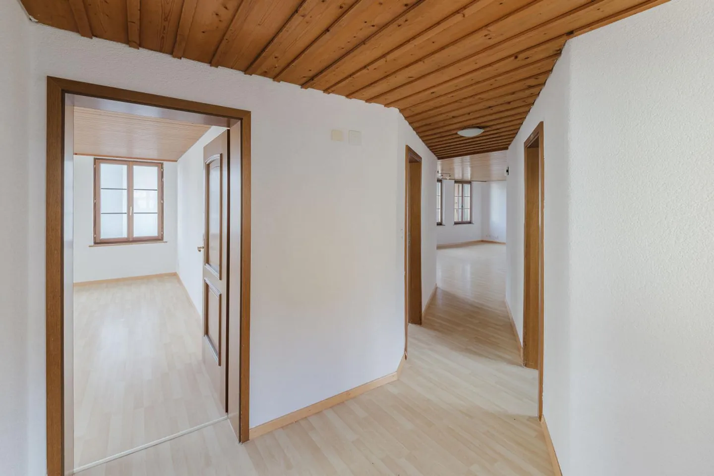 Casa unifamiliare con appartamento separato situata nel centro di Oberuzwil - Foto 4 di 17