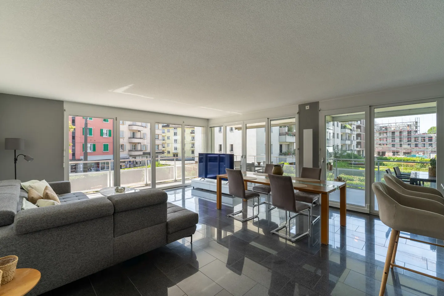 Living with Comfort: Spacious 5.5-Room Apartment in Biel! - Photo 4 of 11
