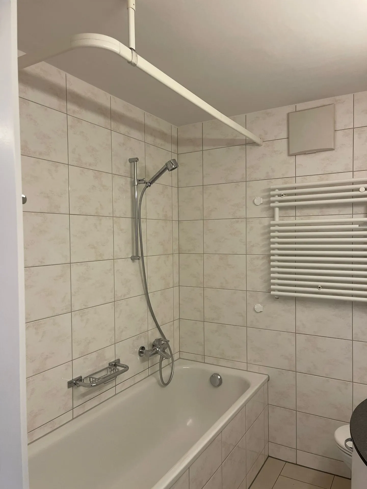 Moderne 4-Zimmer-Wohnung mit Balkon und Garage in Rüttenen - Photo 3 sur 10