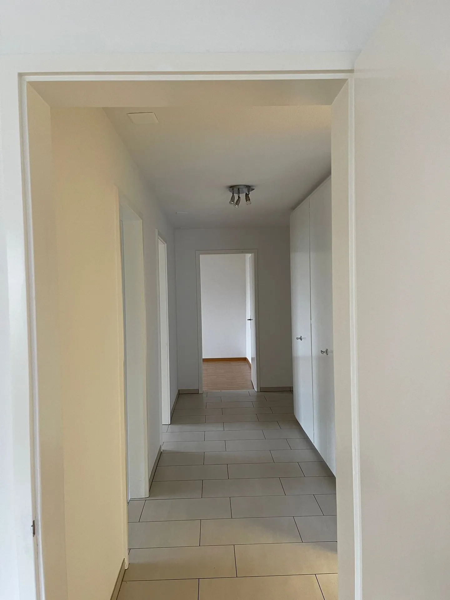 Moderne 4-Zimmer-Wohnung mit Balkon und Garage in Rüttenen - Photo 4 sur 10