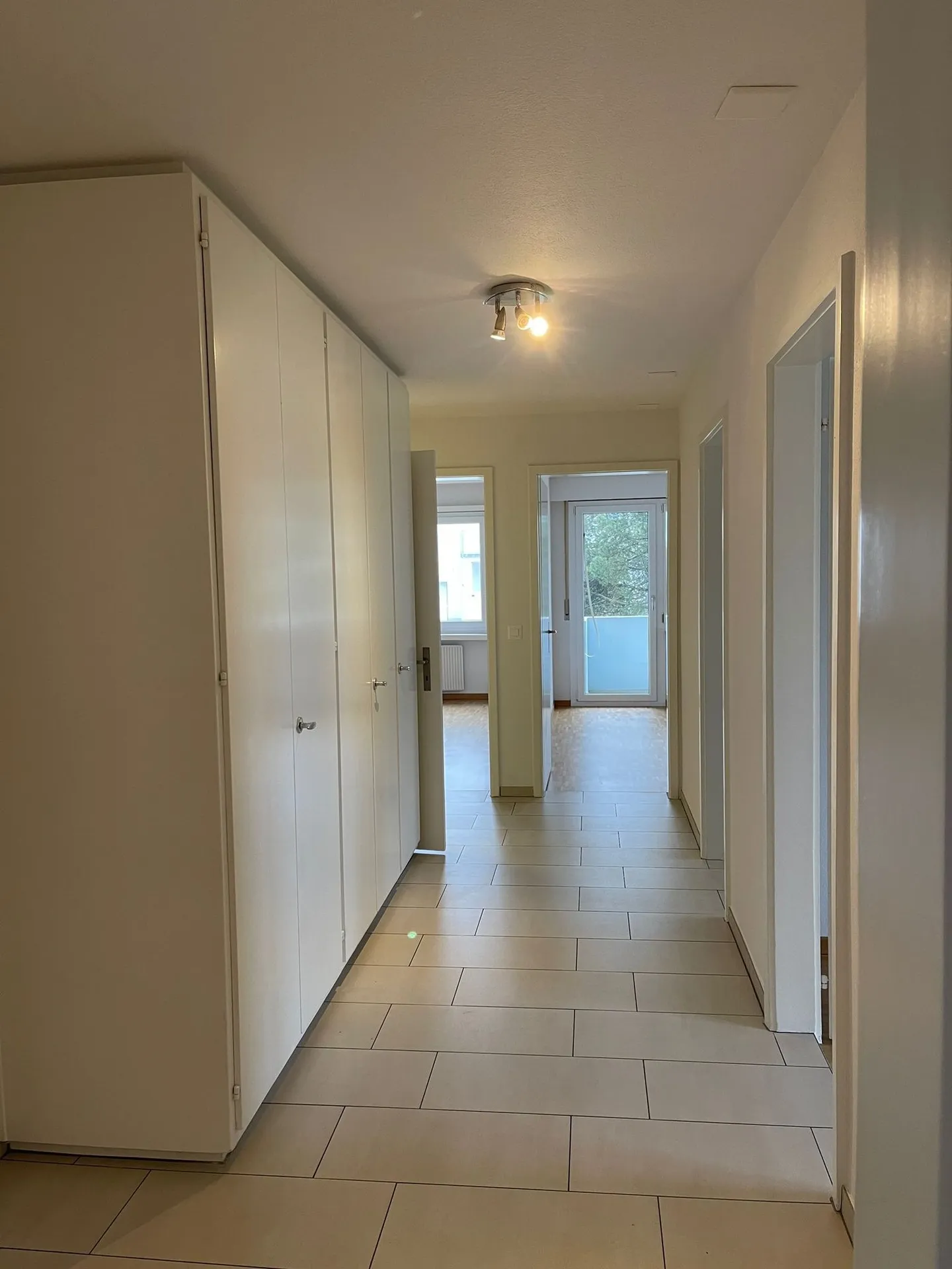 Moderne 4-Zimmer-Wohnung mit Balkon und Garage in Rüttenen - Photo 8 sur 10