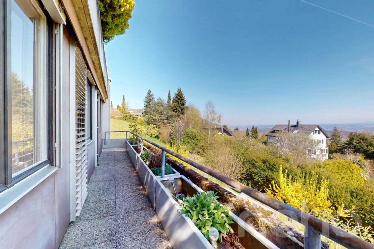 Superb terrace apartment with magnificent view in Evilard - Photo 12 of 13