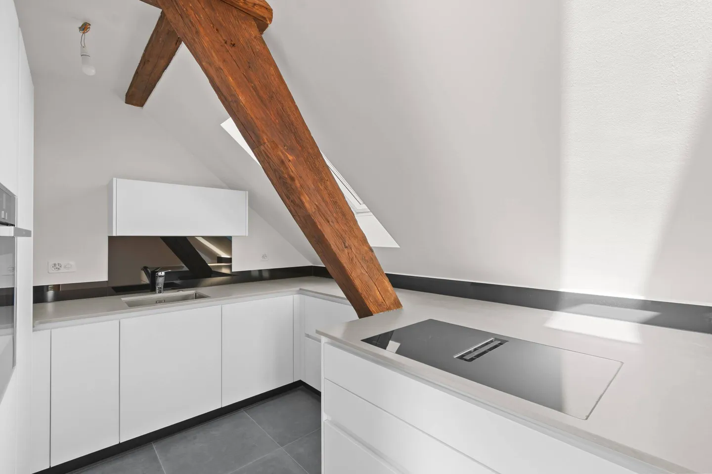 Attico su più piani con balcone e vista fantastica! - Foto 3 di 15