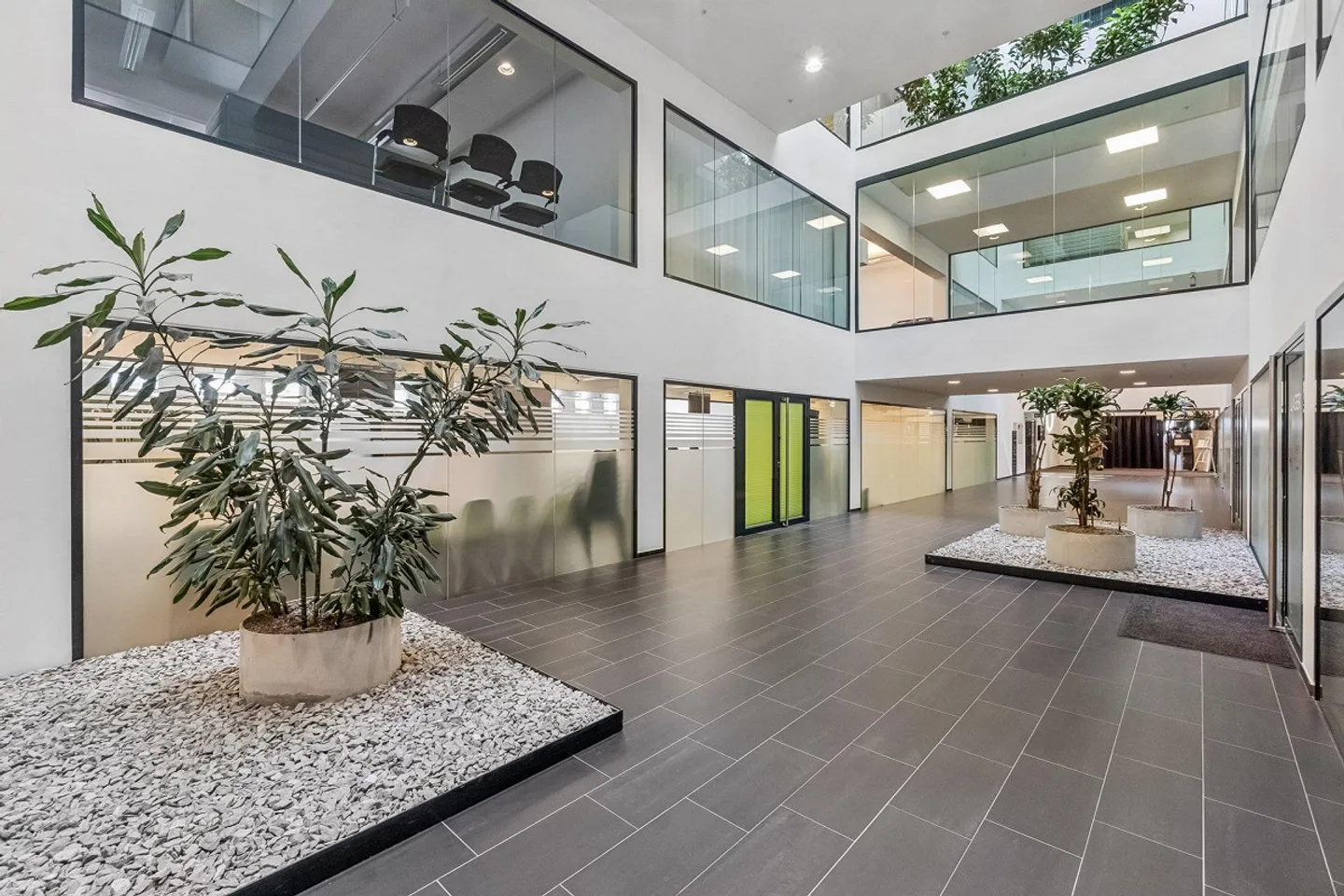 Espace de bureau au rez-de-chaussée dans un immeuble commercial représentatif - Photo 2 sur 9