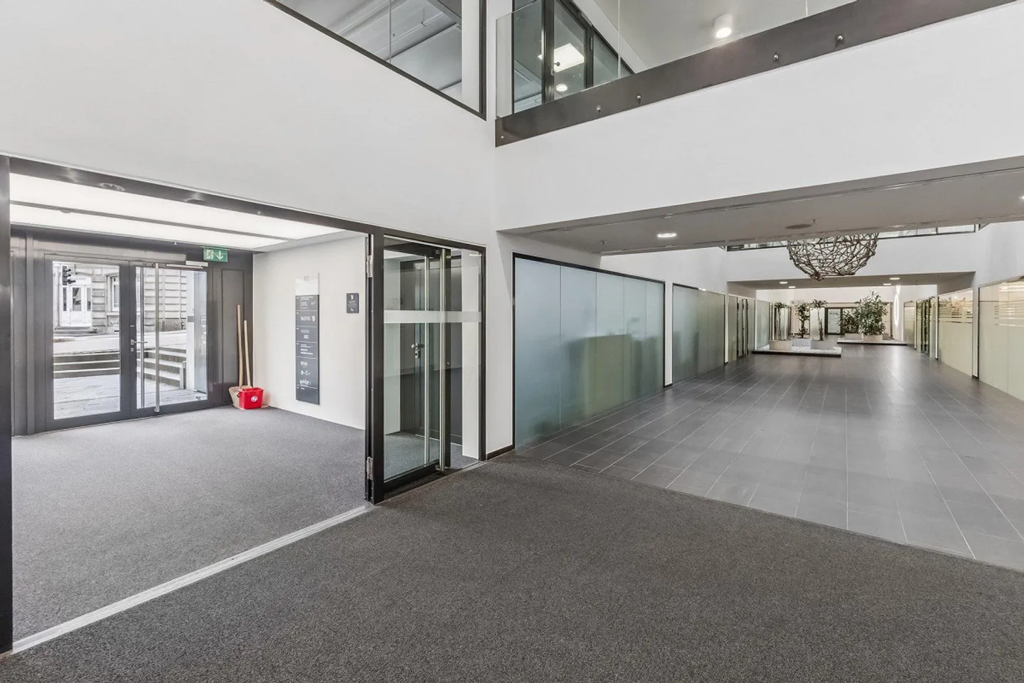 Espace de bureau au rez-de-chaussée dans un immeuble commercial représentatif - Photo 3 sur 9