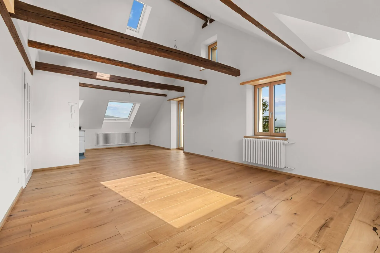 Attico su più piani con balcone e vista fantastica! - Foto 4 di 15