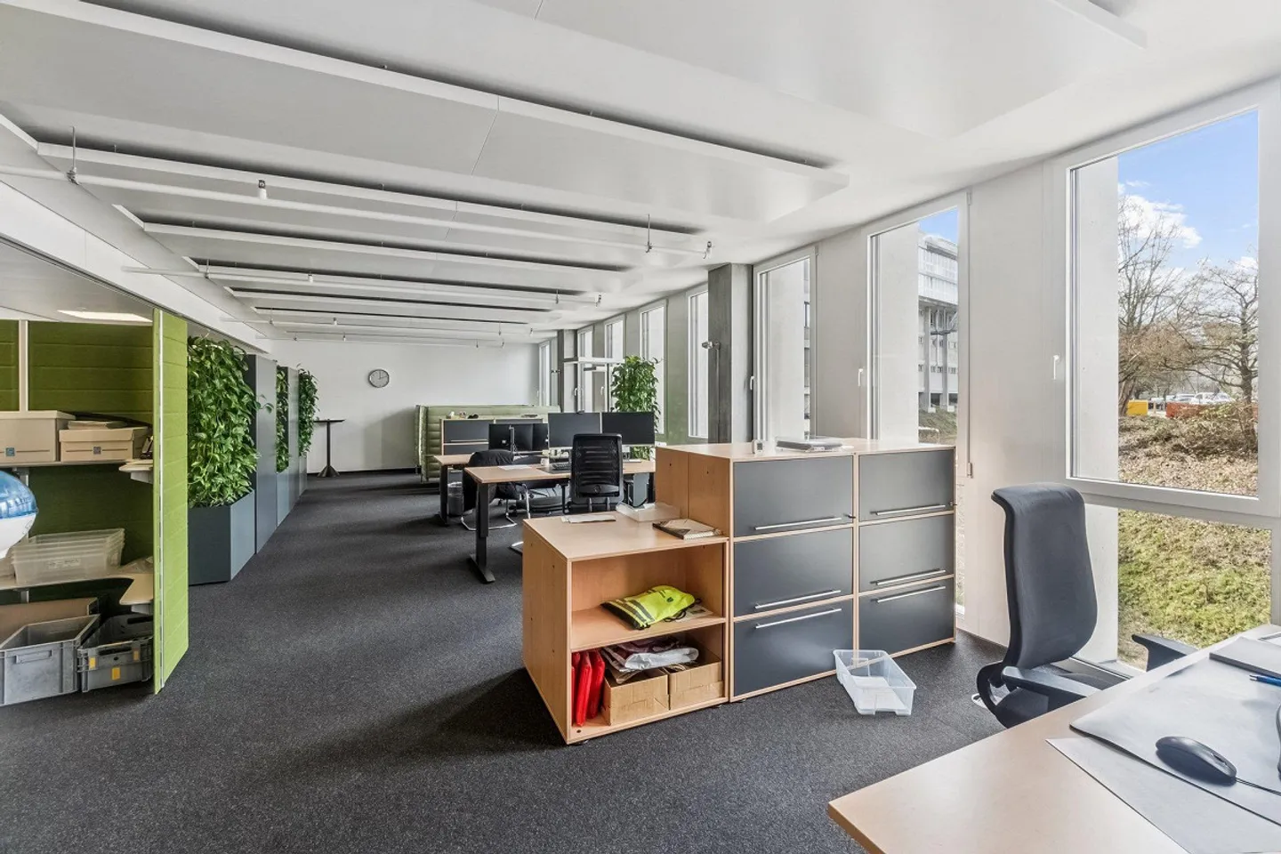 Espace de bureau au rez-de-chaussée dans un immeuble commercial représentatif - Photo 4 sur 9