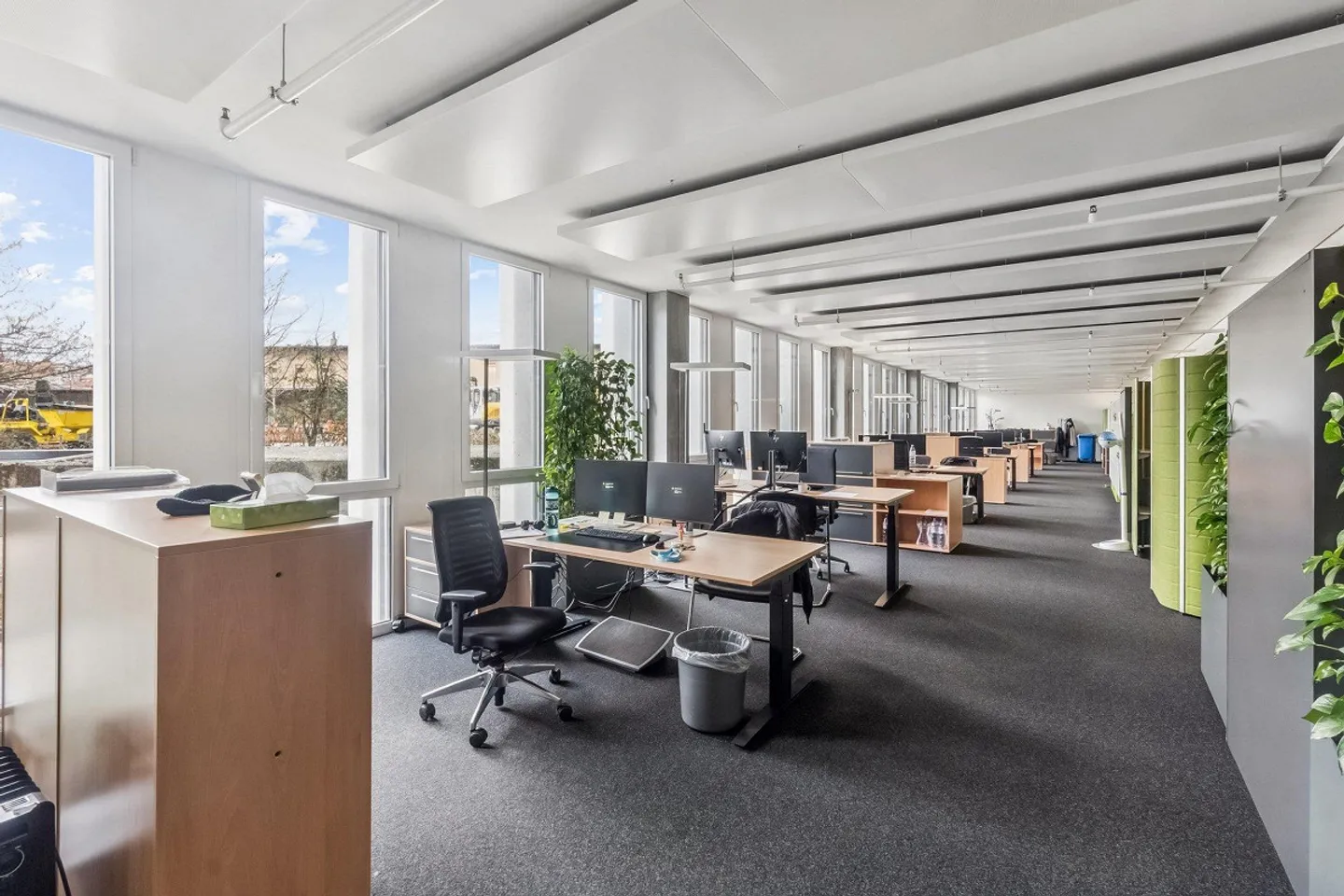 Espace de bureau au rez-de-chaussée dans un immeuble commercial représentatif - Photo 5 sur 9
