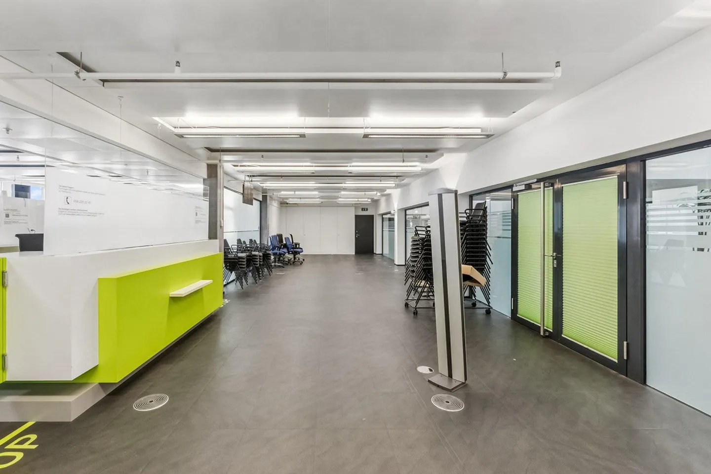 Espace de bureau au rez-de-chaussée dans un immeuble commercial représentatif - Photo 6 sur 9