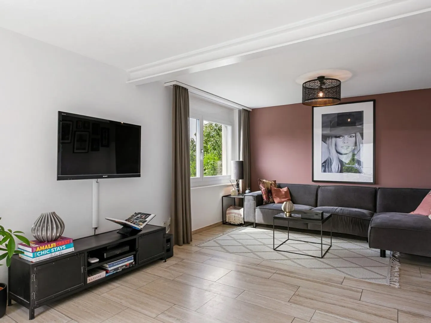 "Beautiful Living" in a Sunny Location - Photo 7 of 10