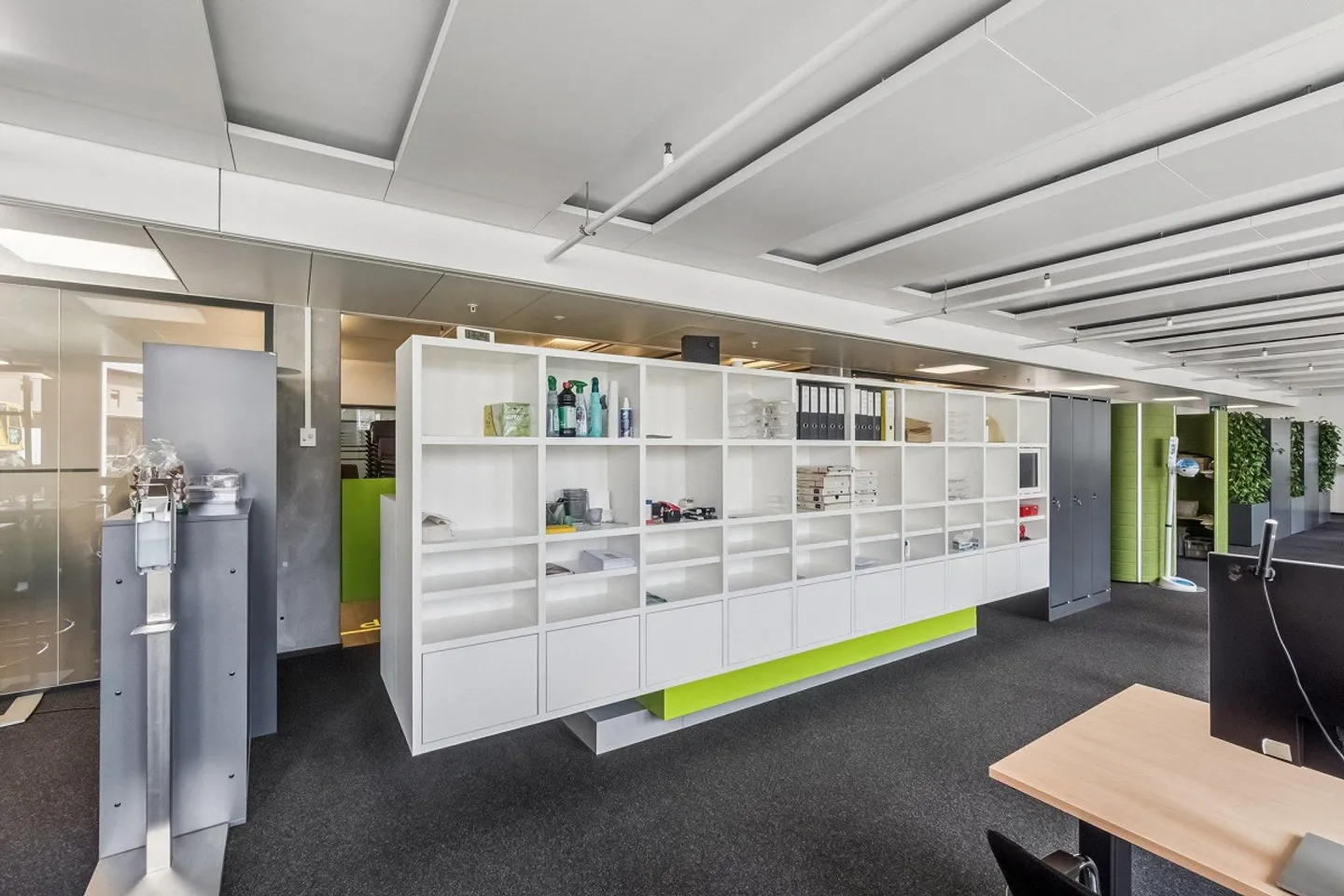 Espace de bureau au rez-de-chaussée dans un immeuble commercial représentatif - Photo 7 sur 9